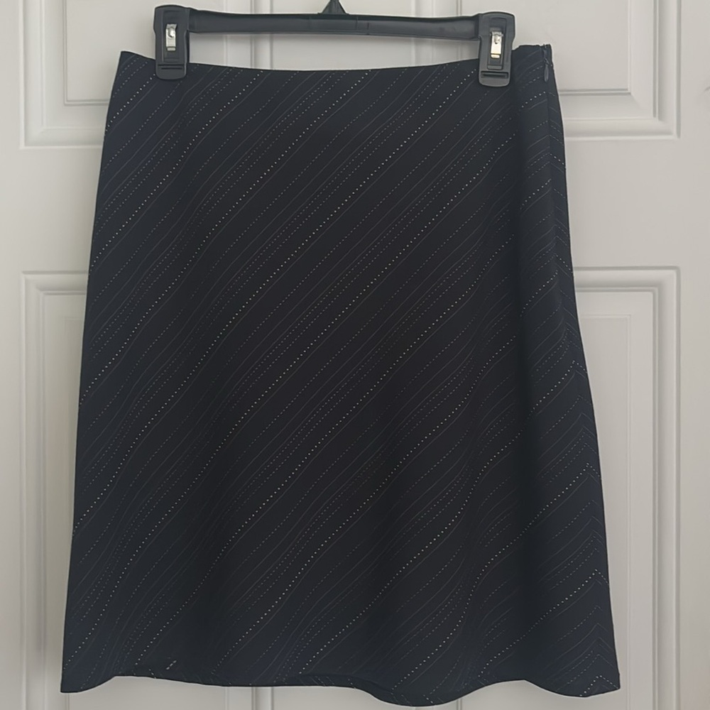 ❤️2/$15 or 3/$21❤️Loft Elegant Black Lightweight A-line Skirt, Size 6
